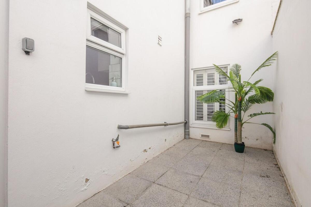 Spacious 3 Bedroom Home With Ps5 And Pool Table Near O2 Arena Canary Wharf And Elizabeth Line To Central Londra Esterno foto