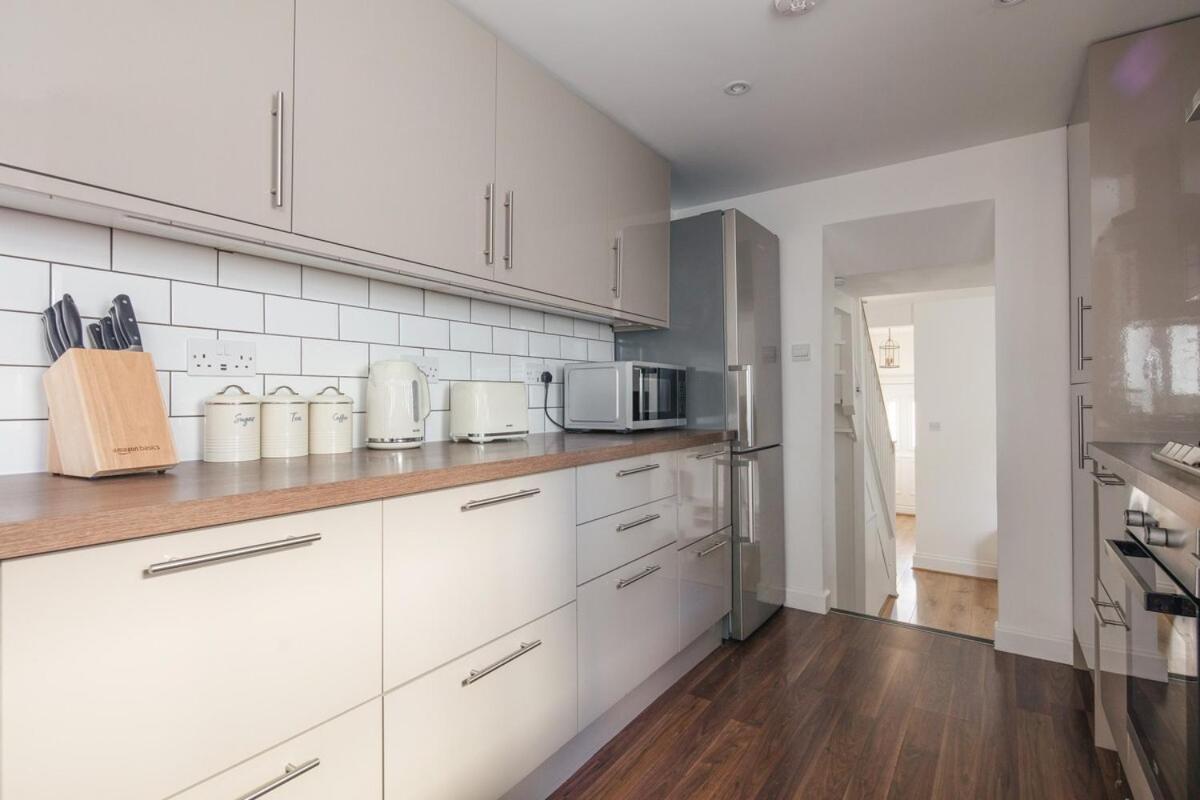 Spacious 3 Bedroom Home With Ps5 And Pool Table Near O2 Arena Canary Wharf And Elizabeth Line To Central Londra Esterno foto