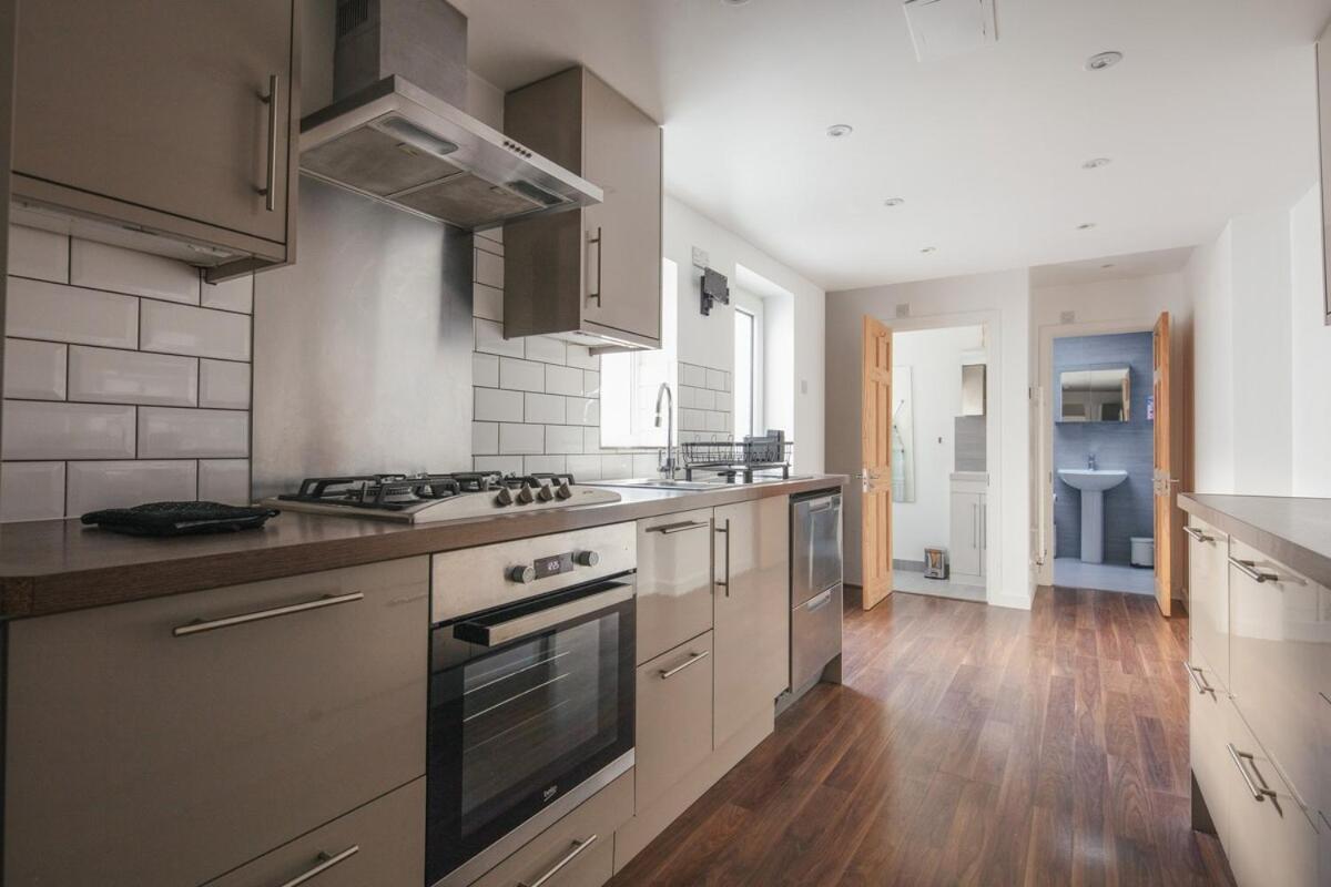 Spacious 3 Bedroom Home With Ps5 And Pool Table Near O2 Arena Canary Wharf And Elizabeth Line To Central Londra Esterno foto