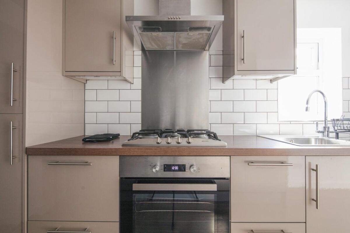Spacious 3 Bedroom Home With Ps5 And Pool Table Near O2 Arena Canary Wharf And Elizabeth Line To Central Londra Esterno foto