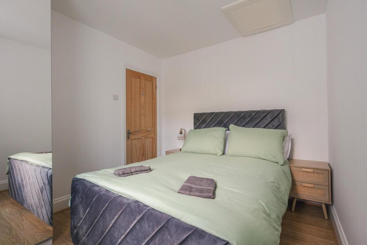 Spacious 3 Bedroom Home With Ps5 And Pool Table Near O2 Arena Canary Wharf And Elizabeth Line To Central Londra Esterno foto