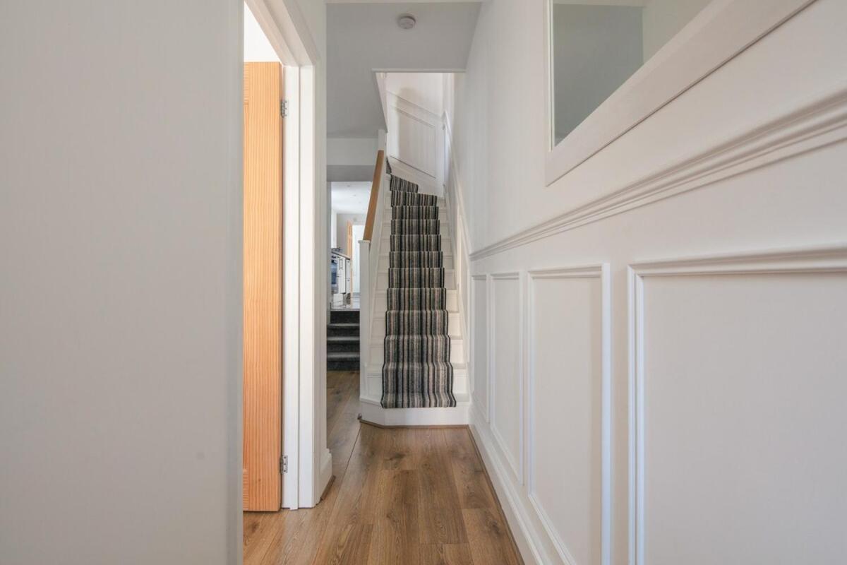 Spacious 3 Bedroom Home With Ps5 And Pool Table Near O2 Arena Canary Wharf And Elizabeth Line To Central Londra Esterno foto