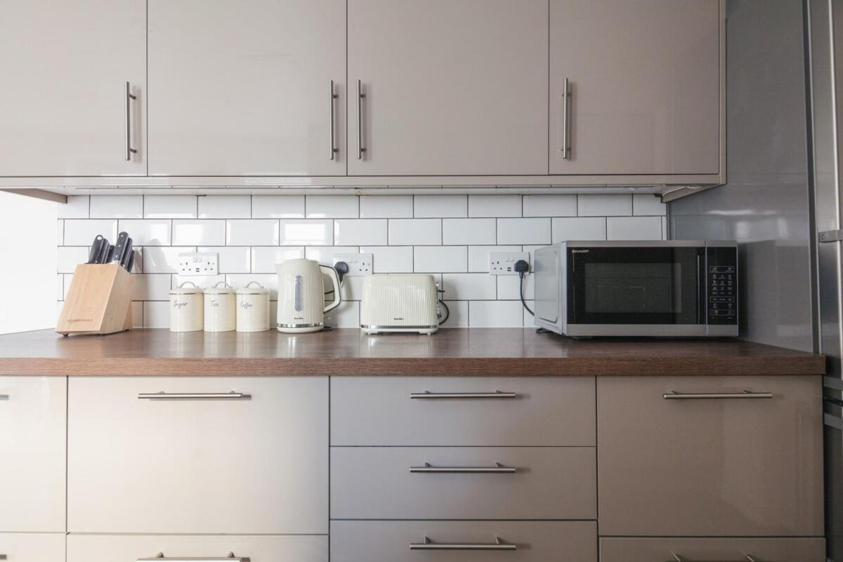 Spacious 3 Bedroom Home With Ps5 And Pool Table Near O2 Arena Canary Wharf And Elizabeth Line To Central Londra Esterno foto