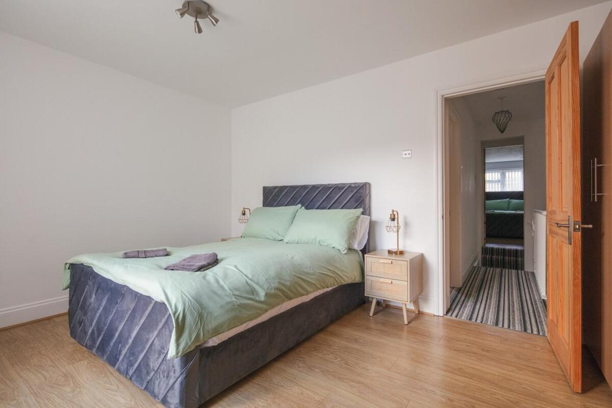 Spacious 3 Bedroom Home With Ps5 And Pool Table Near O2 Arena Canary Wharf And Elizabeth Line To Central Londra Esterno foto