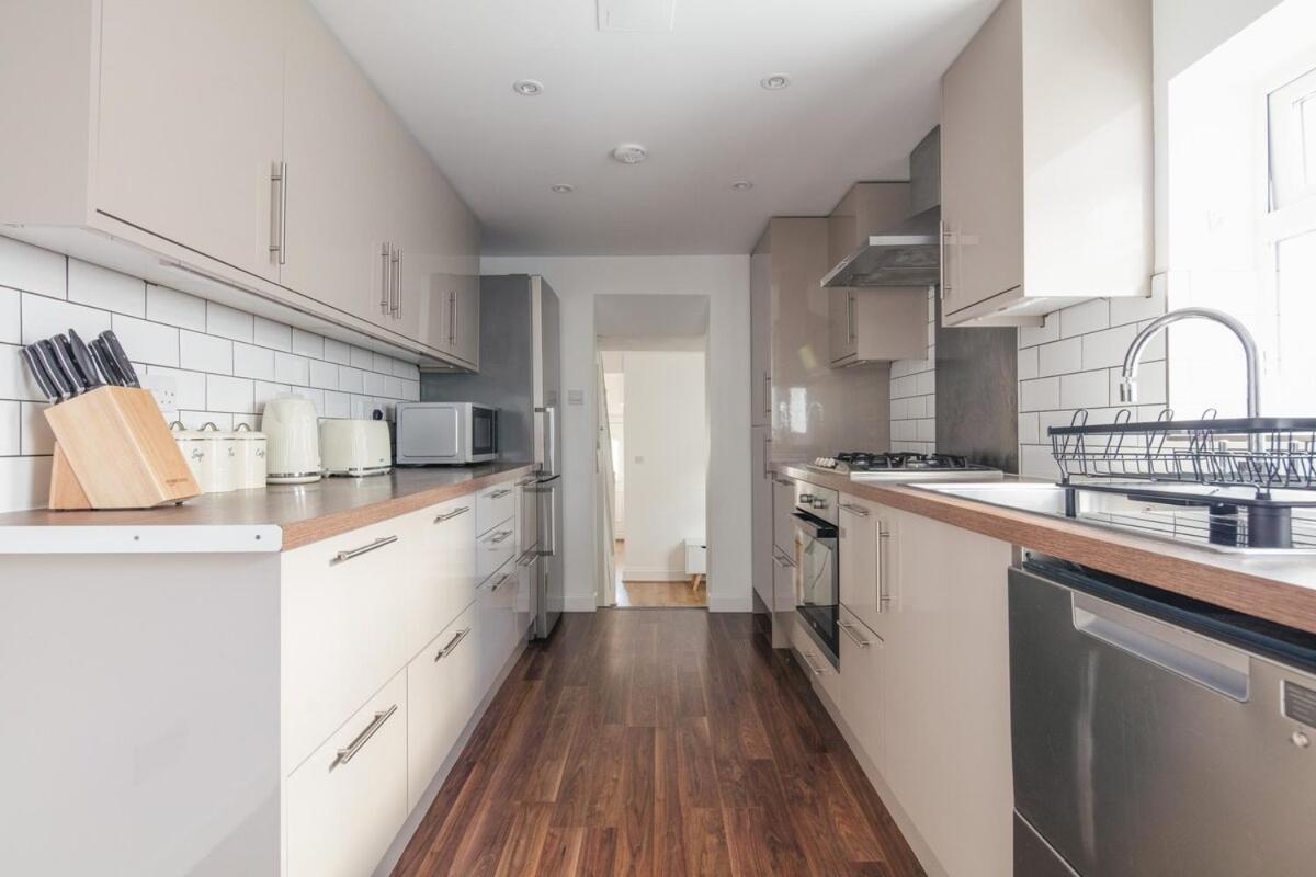 Spacious 3 Bedroom Home With Ps5 And Pool Table Near O2 Arena Canary Wharf And Elizabeth Line To Central Londra Esterno foto