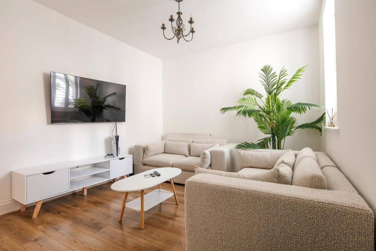 Spacious 3 Bedroom Home With Ps5 And Pool Table Near O2 Arena Canary Wharf And Elizabeth Line To Central Londra Esterno foto